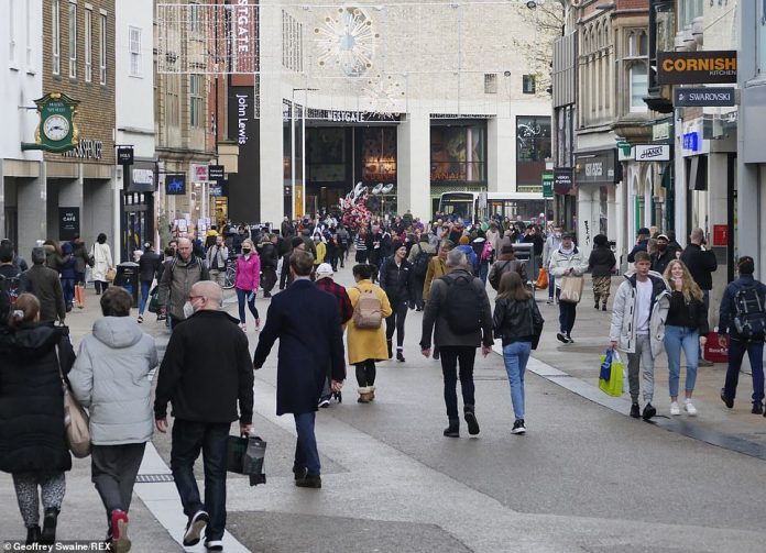 Käufer in Oxford, die am Heiligabend in letzter Minute Einkäufe tätigen, nachdem Boris Johnson grünes Licht für den 25. Dezember gegeben hat